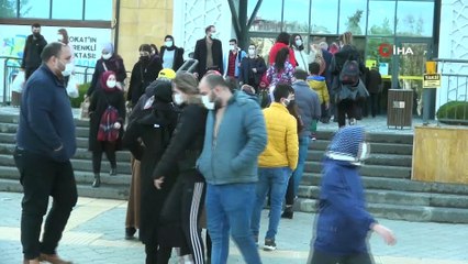 - AVM'de uzun kuyruklar oluştu, sosyal mesafe unutuldu