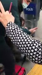 Polis Kadıköy'de bir kadını yerde sürükleyerek gözaltına aldı