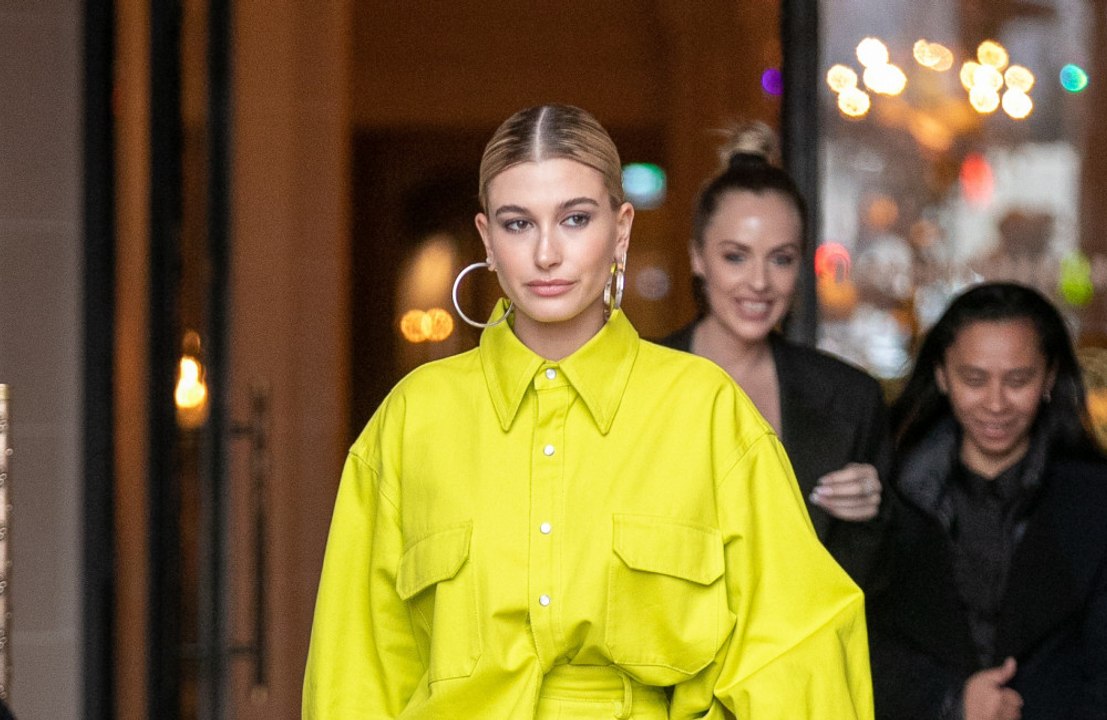 Hailey bieber macht therapie, um mit “negativer aufmerksamkeit” online umzugehen