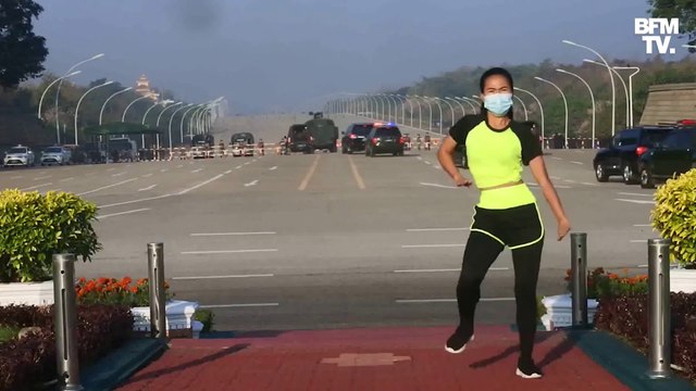 En Birmanie, une professeure d'aérobic donne cours pendant que les blindés envoyés pour arrêter Aung San Suu Kyi passent dans son dos