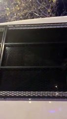 Gözaltına alınan genç aracın camına burnuyla 'ambulans' yazdı; "1,5 saattir ters kelepçeyle bekletiyorlar"