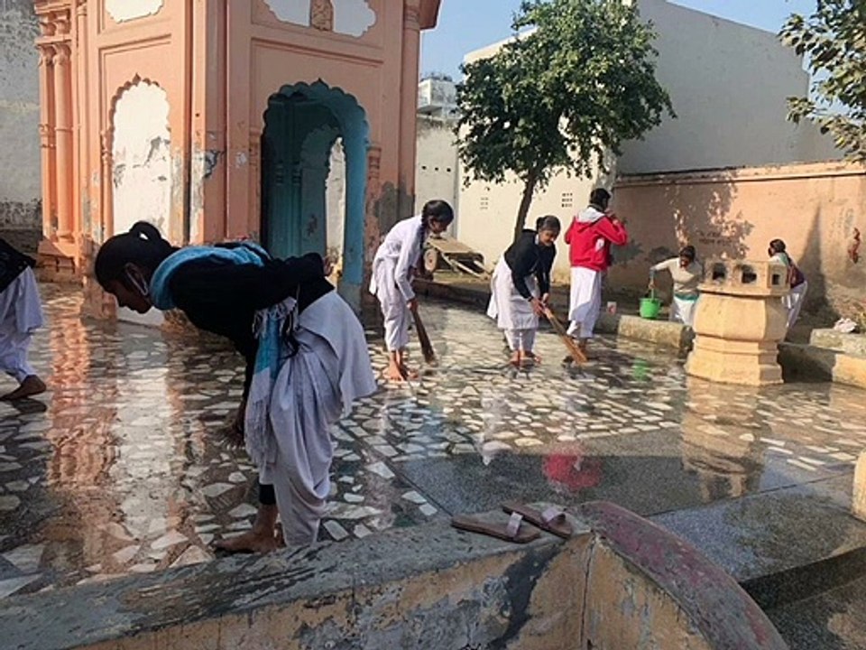 छात्राओं ने सड़क सुरक्षा विषय पर किया गोष्ठी का आयोजन, किया जागरूक