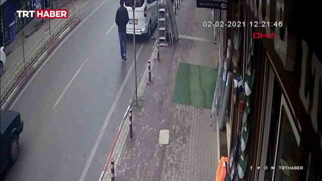 Kamyonetin açık kalan kapısı yoldaki yayaya çarptı