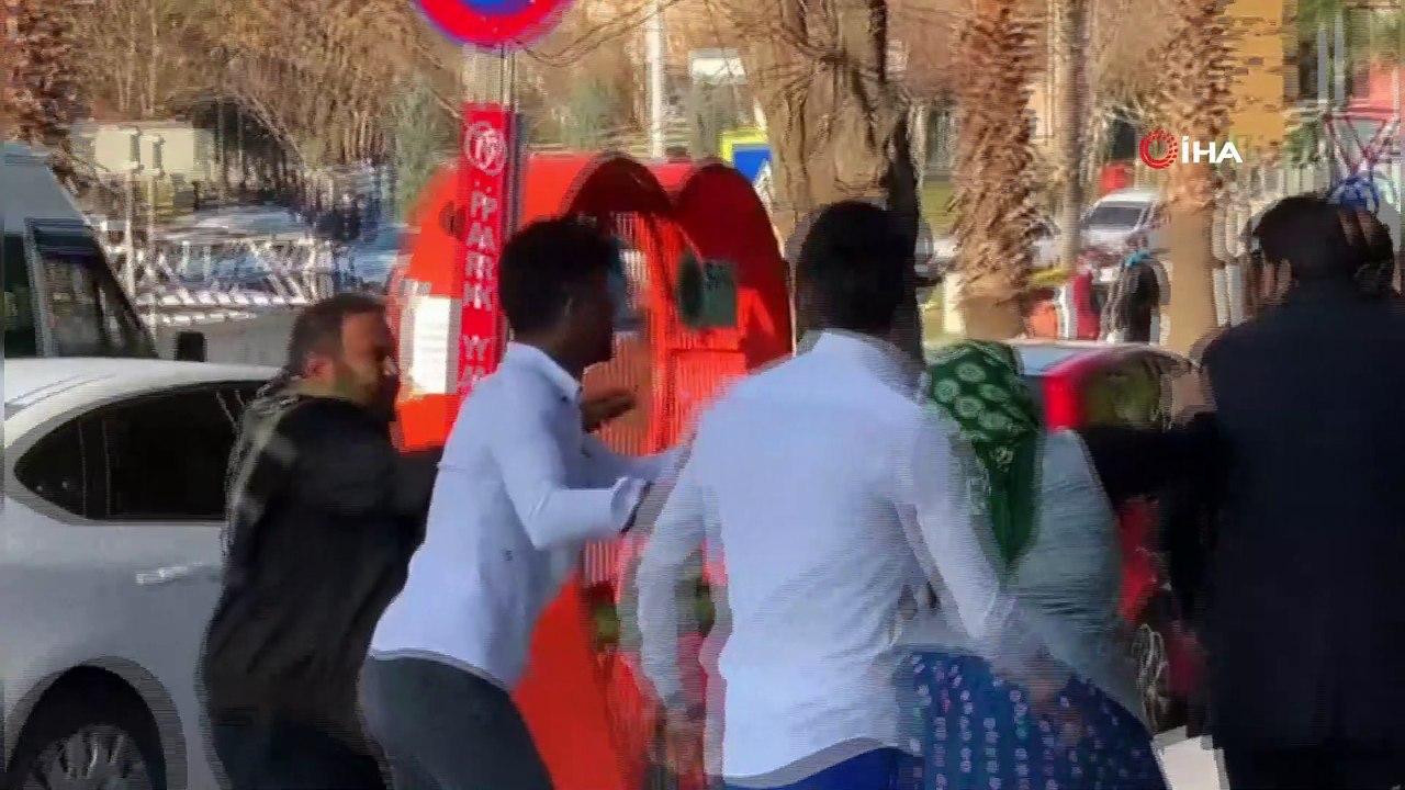 Polislerin müdahalesi de onları ayıramadı... Caddede başlayan kavga meydan muharebesine döndü