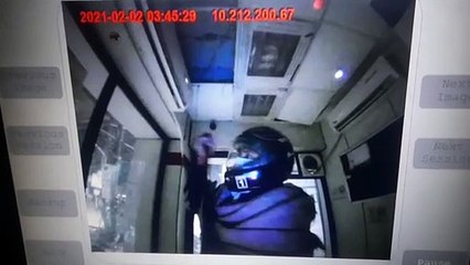 युवक ने एटीएम में तोड़-फोड़ की, चोरी का प्रयास