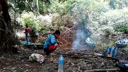 Memancing di hutan kalimantan