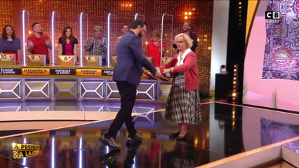 Sandrine offre une paire de babouches à Cyril Hanouna