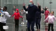 Jean-Michel Blanquer en cours de sport dans une école