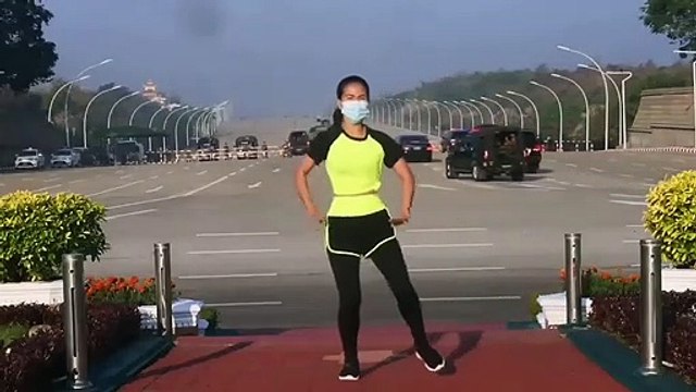 Elle danse alors que l'armée prépare à un coup d'Etat juste derrière elle