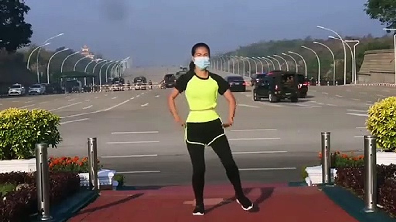 Elle danse alors que l'armée prépare à un coup d'Etat juste derrière elle