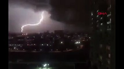 İstanbul’da şimşekler geceyi gündüze çevirdi!