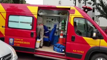 Motociclista de 20 anos, entregadora de aplicativo, sofre fratura exposta em acidente, no Centro