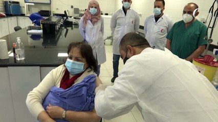 Palestinos começam vacinação contra a covid-19 na Cisjordânia