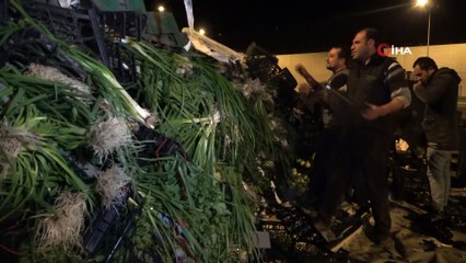 Sebze yüklü tır devrildi, kim gördüyse yardıma koştu