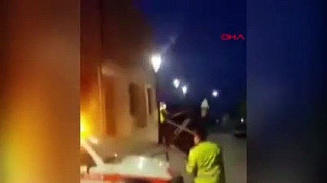 Polis aracından okunan akşam ezanı dinleyenleri duygulandırdı