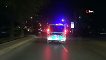 Aksaray'da polisten alkışlanacak hareket... Ayağı kırık genci önce sandalyede, sonra kolunda taşıyarak evine götürdü
