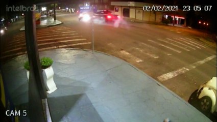 Câmeras flagram grave acidente registrado na Rua Pio XII, no Bairro Neva