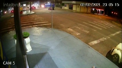 Скачать видео: Câmeras flagram acidente que deixou motorista gravemente ferido na Rua Pio XII, no Bairro Neva