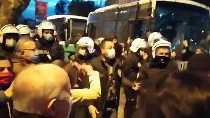 Vatandaşlardan polise: "Bırakın çocuklarımızı"
