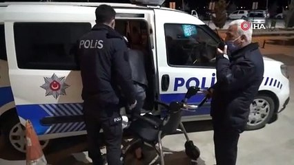Polis ayağı kırık genci evine kadar götürdü