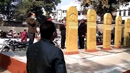 शहीद स्मारक पर जिले के आला अधिकारी जूते पहनकर चढ़े