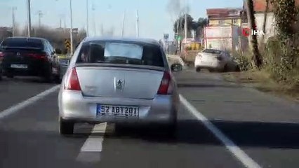 Seyir halindeki aracın arka camındaki not dikkat çekti