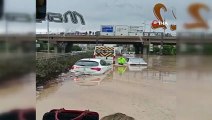 Selin vurduğu İzmir'de polis beline kadar suya girdi, herkesin takdirini topladı