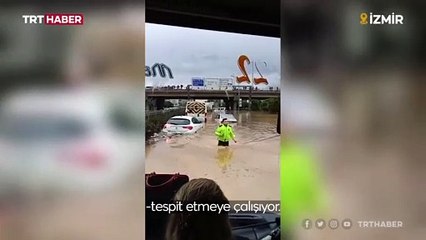 Selde mahsur kalan sürücülerin yardımına polis koştu