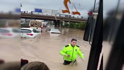 Selin vurduğu İzmir'de polis beline kadar suya girdi, herkesin takdirini topladı