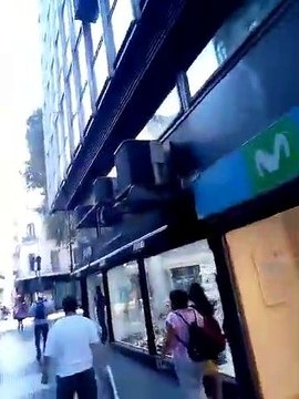 En Argentina, hartos de que les manipulen y engañen, realizan un escrache en la calle a una conocida médico colaboracionista