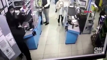 Sultangazi'deki silahlı soygun kamerada