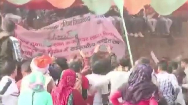 Rakesh Tikait's stage collapses during Kisan Mahapanchayat