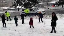 Diyarbakır’da polisler çocuklarla kar topu oynadı