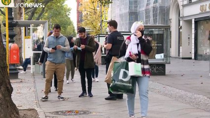 Скачать видео: RKI meldet 9 705 Neuinfektionen, 975 weitere Tote durch Covid-19