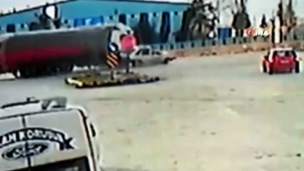 Tırın çarptığı otomobilin sürüklediği anlar güvenlik kamerasında