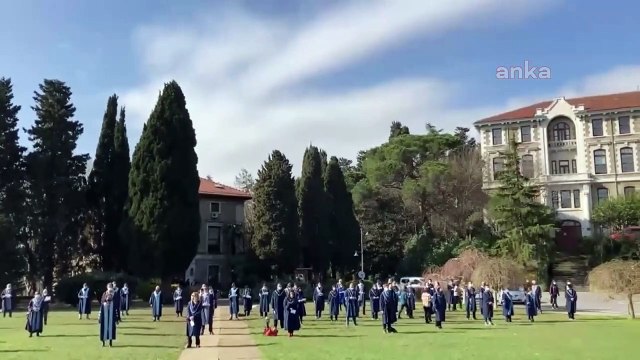 BOĞAZİÇİLİ HOCALAR REKTÖRLÜK BİNASINA SIRT DÖNME EYLEMİNE DEVAM ETTİ