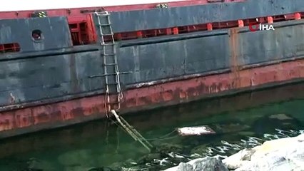 Zeytinburnu’nda kıyıya oturan geminin çevresinde dalgıçlar inceleme yaptı