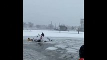 Rescatan a dos personas atrapadas en un lago helado