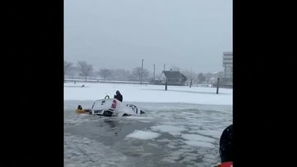 Rescatan a dos personas atrapadas en un lago helado