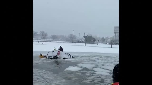 Rescatan a dos personas atrapadas en un lago helado