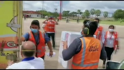 Las vacunas Sputnik viajan en Bolivia en un camión de reparto de pollos