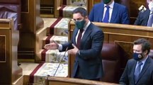 Con esta pose, la de un déspota, es con la que el presimiente escuchaba el chorreo que le ha pegado Santiago Abascal esta mañana