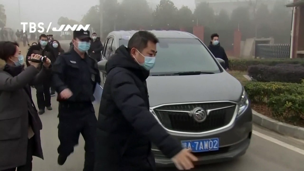 Gli esperti dell'Oms entrano nel "controverso" laboratorio di Wuhan