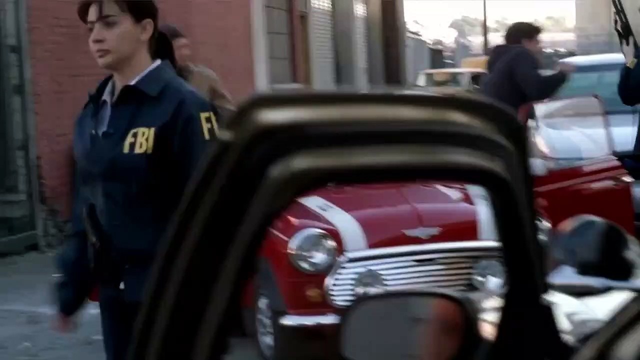 Bones 1x15 - Booth saves Brennan