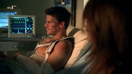 Bones 1x15 - Brennan cancels her date and stays with Booth in the hospital
