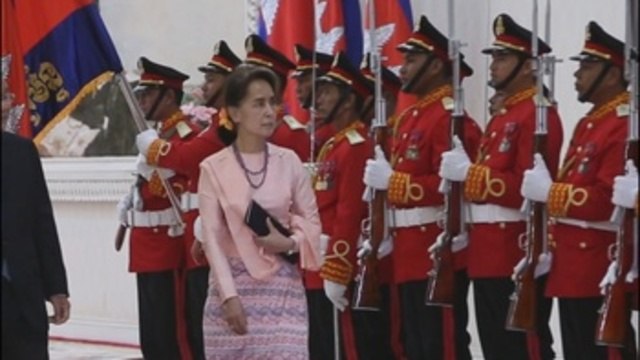 La policía birmana presenta cargos contra San Suu Kyi y permanece detenida