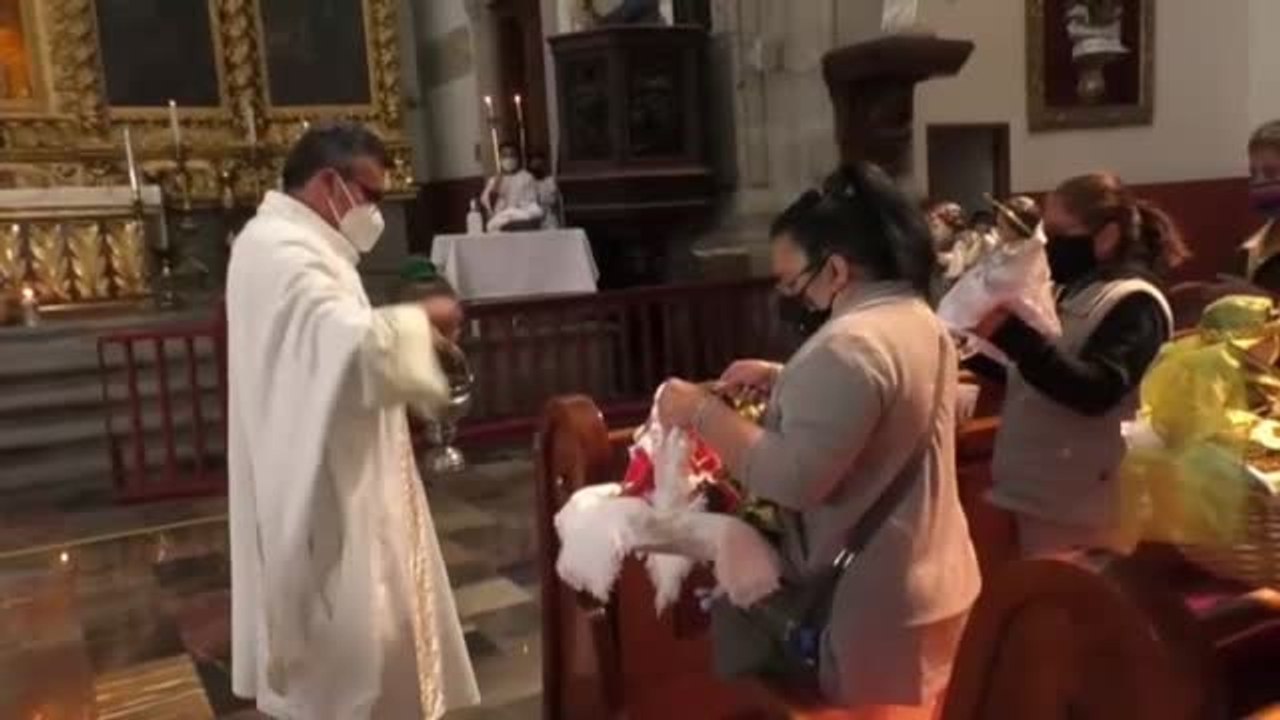 Figuras del niño Jesús con mascarilla llenan las iglesias mexicanas
