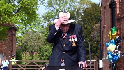 Les Britanniques rendent hommage à "Captain Tom", décédé du Covid à 100 ans