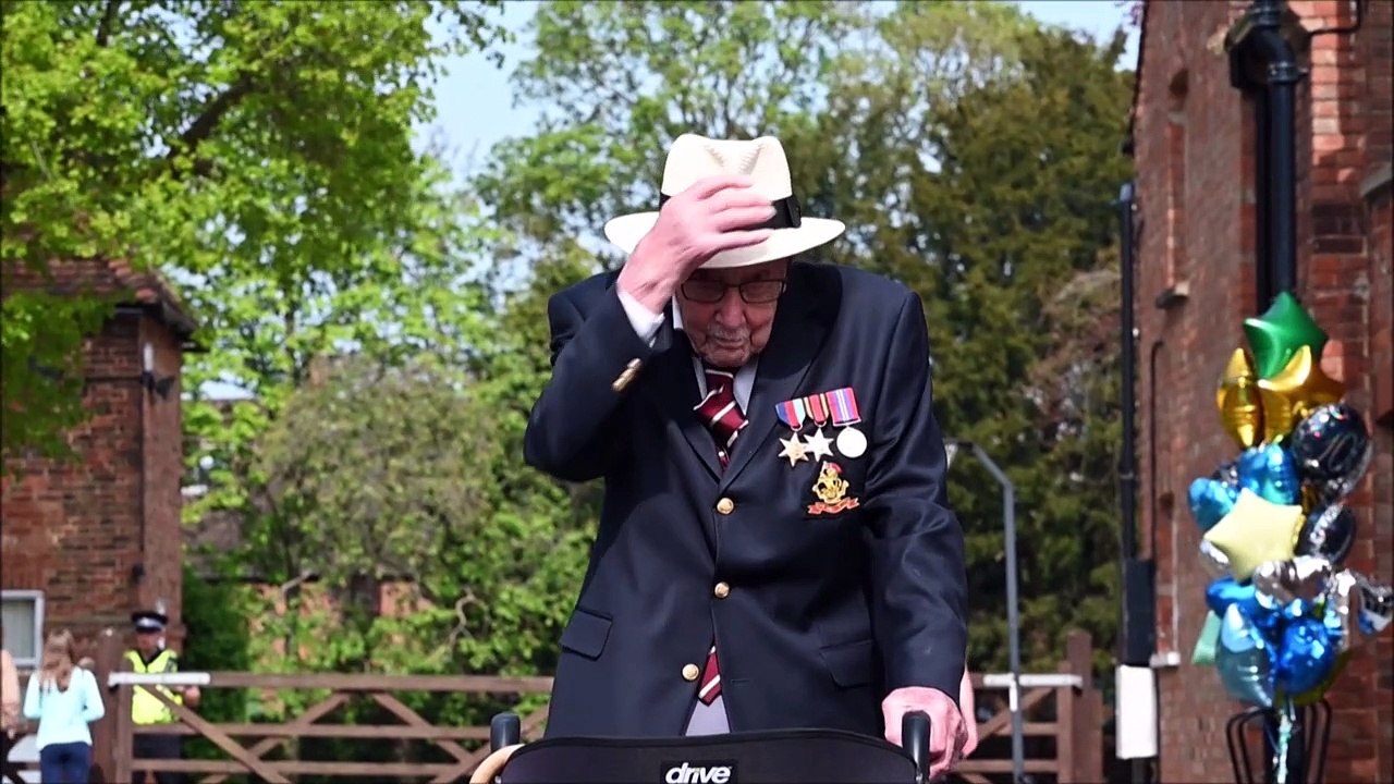 Les Britanniques rendent hommage à "Captain Tom", décédé du Covid à 100 ans