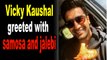 Vicky Kaushal greeted at Indore airport with samosa and jalebi by fan| Vicky Kaushal greeted with samosa and jalebi
